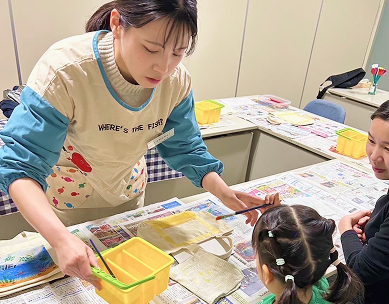 絵の具を用意する愛知校の先生と生徒