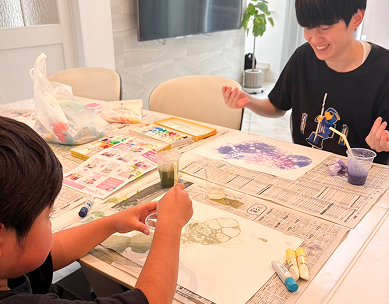 絵を描く生徒たち