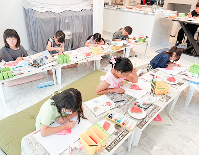 みんなで楽しく絵の具で絵を描く生徒