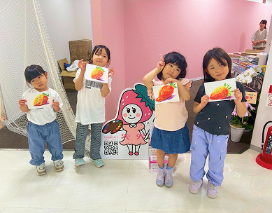 イチゴの絵を持って並ぶ松原校の生徒たち