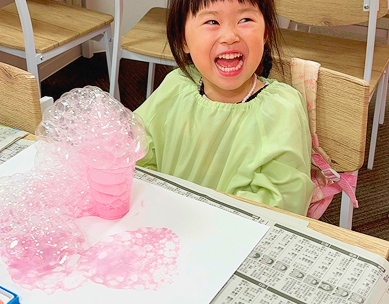 ピンクの泡々工作を楽しむ松原校の生徒
