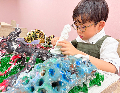 真剣にねんど工作に取り組む松原校の生徒