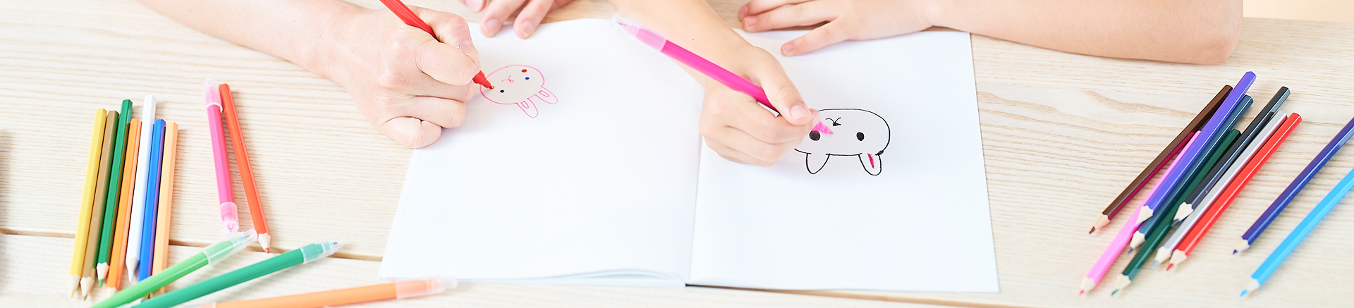 お絵かきしている子供の手元