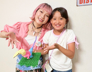 大阪豊中校の先生と生徒と完成したねんど工作