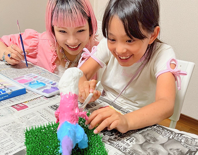 大阪豊中校の先生と生徒がねんど工作している様子